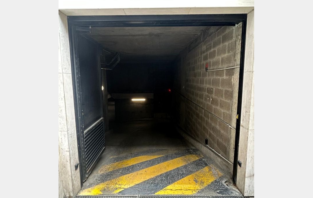 PROGEDIM / ESPLANADE IMMOBILIER : Garage / Parking | PARIS (75015) | 12 m2 | 120 &euro; 