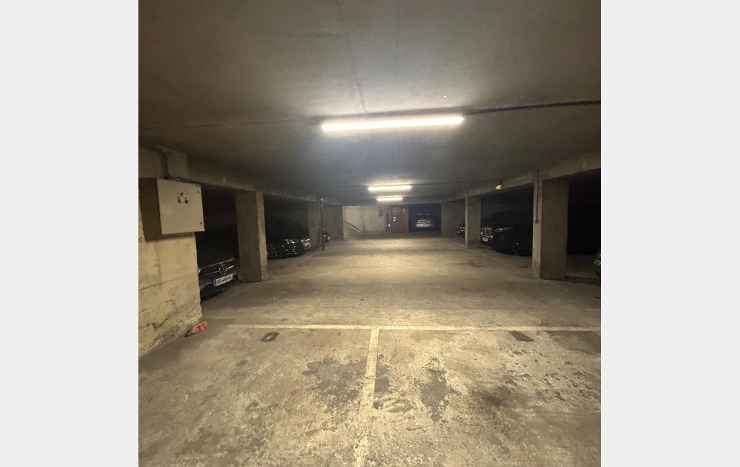 PROGEDIM / ESPLANADE IMMOBILIER : Garage / Parking | PARIS (75015) | 12 m2 | 120 &euro; 